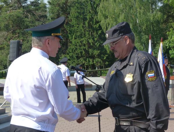 Главный судебный пристав Московской области вручает награду Семенову М.М.